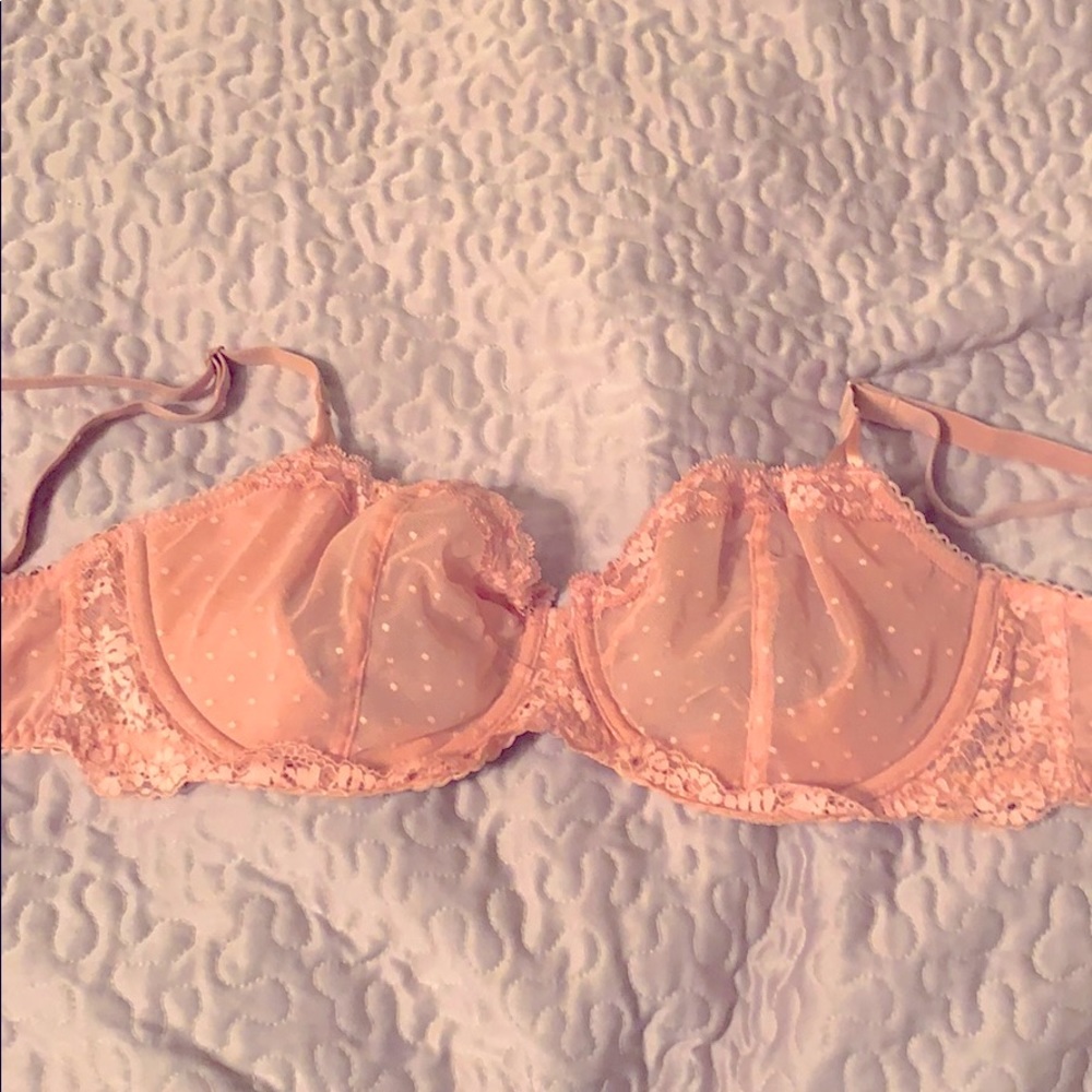 Like New VS lace un-lined push up bra. 32F. 💖
